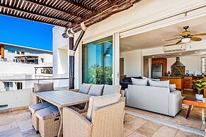Charming Condo With Ocean-view, Pool & Balcony