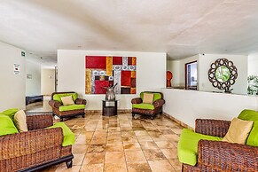 Charming Condo With Ocean-view, Pool & Balcony