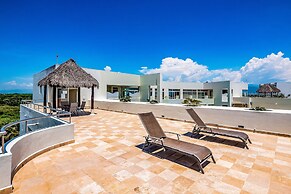 Charming Condo With Ocean-view, Pool & Balcony
