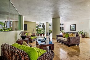 Charming Condo With Ocean-view, Pool & Balcony