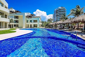 Charming Condo With Ocean-view, Pool & Balcony