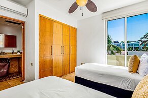 Charming Condo With Ocean-view, Pool & Balcony