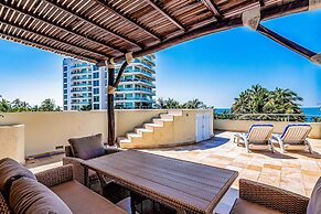 Charming Condo With Ocean-view, Pool & Balcony