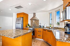 Charming Condo With Ocean-view, Pool & Balcony