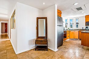 Charming Condo With Ocean-view, Pool & Balcony