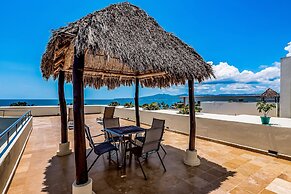 Charming Condo With Ocean-view, Pool & Balcony