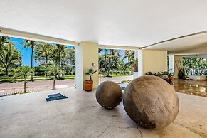 Charming Condo With Ocean-view, Pool & Balcony
