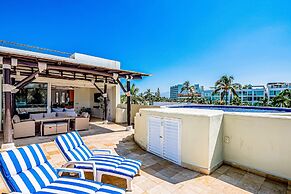 Charming Condo With Ocean-view, Pool & Balcony