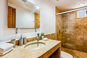 Charming Condo With Ocean-view, Pool & Balcony