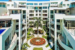 Charming Condo With Ocean-view, Pool & Balcony
