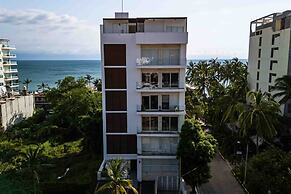 Relaxing Condo With Rooftop Pool, Oceanview Balcony & Walkable Beach A