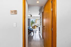 Bright Coastal Condo With Pool Access, Private Balcony & Fast Wi-fi