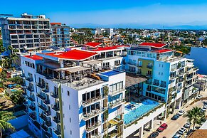 Bright Coastal Condo With Pool Access, Private Balcony & Fast Wi-fi