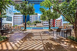 Bright Coastal Condo With Pool Access, Private Balcony & Fast Wi-fi
