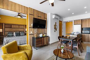 Bright Coastal Condo With Pool Access, Private Balcony & Fast Wi-fi