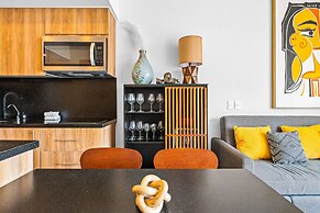 Bright Coastal Condo With Pool Access, Private Balcony & Fast Wi-fi
