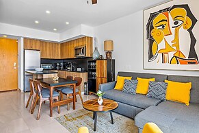 Bright Coastal Condo With Pool Access, Private Balcony & Fast Wi-fi