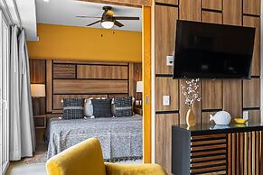 Bright Coastal Condo With Pool Access, Private Balcony & Fast Wi-fi