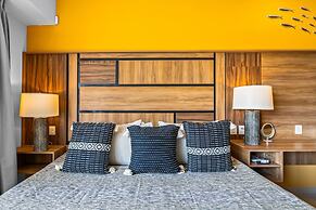 Bright Coastal Condo With Pool Access, Private Balcony & Fast Wi-fi