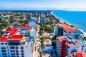 Bright Coastal Condo With Pool Access, Private Balcony & Fast Wi-fi