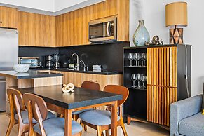Bright Coastal Condo With Pool Access, Private Balcony & Fast Wi-fi