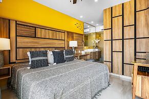 Bright Coastal Condo With Pool Access, Private Balcony & Fast Wi-fi