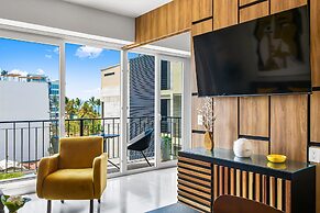 Bright Coastal Condo With Pool Access, Private Balcony & Fast Wi-fi