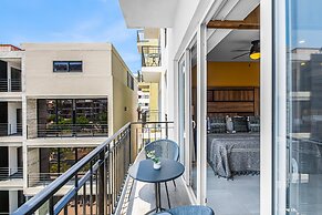 Bright Coastal Condo With Pool Access, Private Balcony & Fast Wi-fi
