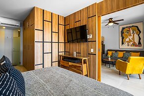 Bright Coastal Condo With Pool Access, Private Balcony & Fast Wi-fi