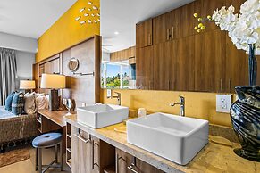 Bright Coastal Condo With Pool Access, Private Balcony & Fast Wi-fi