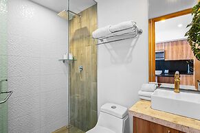 Bright Coastal Condo With Pool Access, Private Balcony & Fast Wi-fi