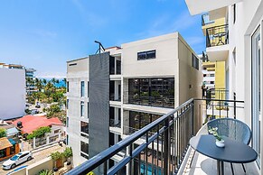Bright Coastal Condo With Pool Access, Private Balcony & Fast Wi-fi