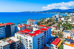 Bright Coastal Condo With Pool Access, Private Balcony & Fast Wi-fi