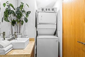 Bright Coastal Condo With Pool Access, Private Balcony & Fast Wi-fi
