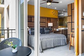 Bright Coastal Condo With Pool Access, Private Balcony & Fast Wi-fi