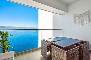 Oceanfront Studio With Infinity Pool, Breathtaking Views & Beach Acces
