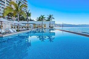 Oceanfront Studio With Infinity Pool, Breathtaking Views & Beach Acces