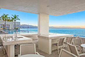 Oceanfront Studio With Infinity Pool, Breathtaking Views & Beach Acces
