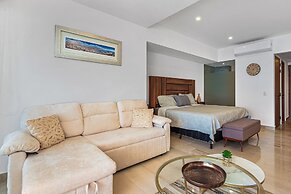 Oceanfront Studio With Infinity Pool, Breathtaking Views & Beach Acces