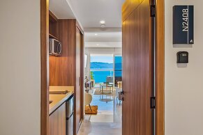 Oceanfront Studio With Infinity Pool, Breathtaking Views & Beach Acces