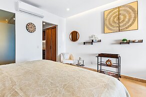 Oceanfront Studio With Infinity Pool, Breathtaking Views & Beach Acces