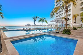 Oceanfront Studio With Infinity Pool, Breathtaking Views & Beach Acces