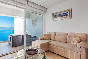 Oceanfront Studio With Infinity Pool, Breathtaking Views & Beach Acces