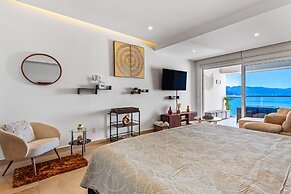 Oceanfront Studio With Infinity Pool, Breathtaking Views & Beach Acces