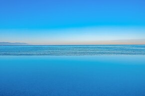 Oceanfront Studio With Infinity Pool, Breathtaking Views & Beach Acces