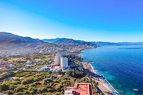 Oceanfront Studio With Infinity Pool, Breathtaking Views & Beach Acces
