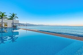 Oceanfront Studio With Infinity Pool, Breathtaking Views & Beach Acces