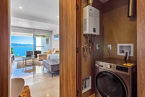 Oceanfront Studio With Infinity Pool, Breathtaking Views & Beach Acces