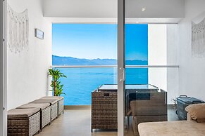 Oceanfront Studio With Infinity Pool, Breathtaking Views & Beach Acces
