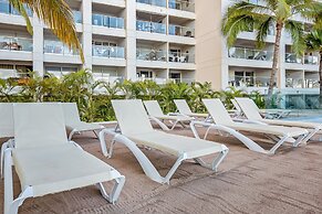 Oceanfront Studio With Infinity Pool, Breathtaking Views & Beach Acces